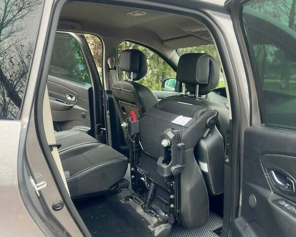 Сірий Рено Гранд Сценік, об'ємом двигуна 1.6 л та пробігом 204 тис. км за 8500 $, фото 14 на Automoto.ua