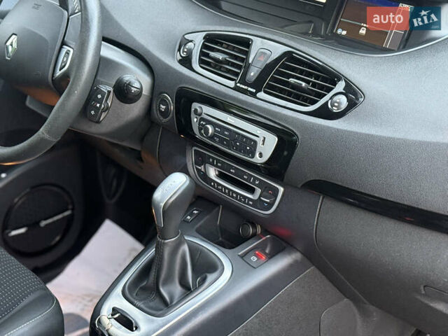 Серый Рено Гранд Сценик, объемом двигателя 2 л и пробегом 241 тыс. км за 10950 $, фото 41 на Automoto.ua