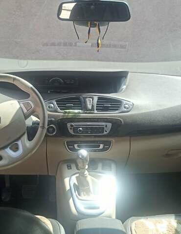 Сірий Рено Гранд Сценік, об'ємом двигуна 1.6 л та пробігом 237 тис. км за 7700 $, фото 12 на Automoto.ua