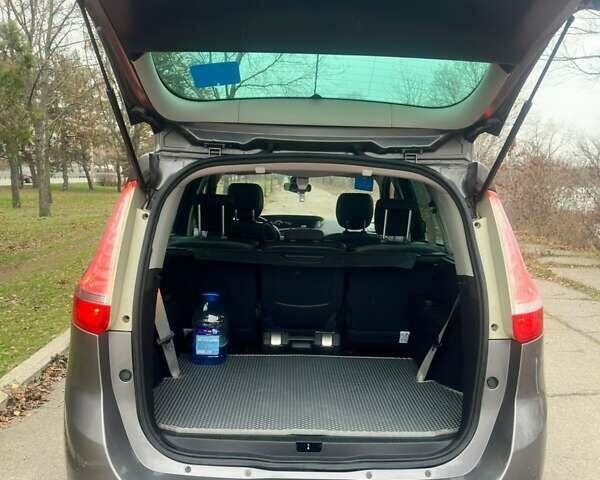 Сірий Рено Гранд Сценік, об'ємом двигуна 1.6 л та пробігом 204 тис. км за 8500 $, фото 9 на Automoto.ua