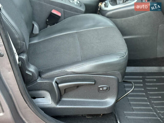 Серый Рено Гранд Сценик, объемом двигателя 2 л и пробегом 241 тыс. км за 10950 $, фото 37 на Automoto.ua