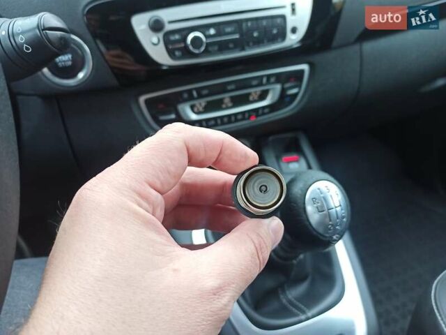 Серый Рено Гранд Сценик, объемом двигателя 1.6 л и пробегом 205 тыс. км за 10500 $, фото 16 на Automoto.ua