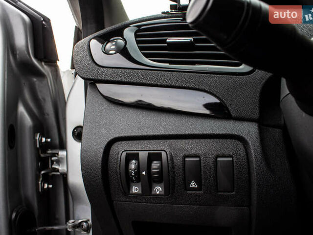 Серый Рено Гранд Сценик, объемом двигателя 1.46 л и пробегом 344 тыс. км за 7900 $, фото 31 на Automoto.ua