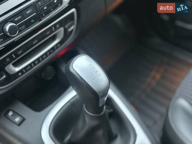 Серый Рено Гранд Сценик, объемом двигателя 2 л и пробегом 241 тыс. км за 10950 $, фото 54 на Automoto.ua