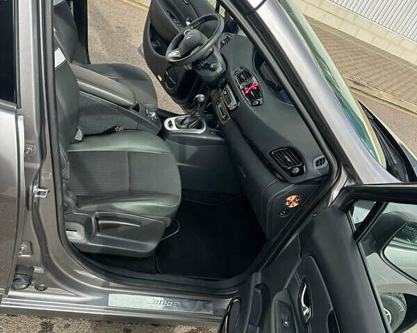 Серый Рено Гранд Сценик, объемом двигателя 1.6 л и пробегом 226 тыс. км за 8800 $, фото 13 на Automoto.ua