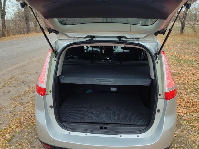 Сірий Рено Гранд Сценік, об'ємом двигуна 1.6 л та пробігом 212 тис. км за 10000 $, фото 4 на Automoto.ua