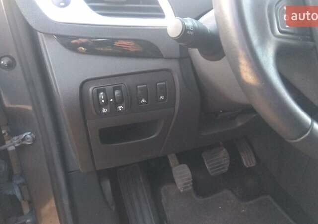 Серый Рено Гранд Сценик, объемом двигателя 1.5 л и пробегом 260 тыс. км за 10000 $, фото 9 на Automoto.ua