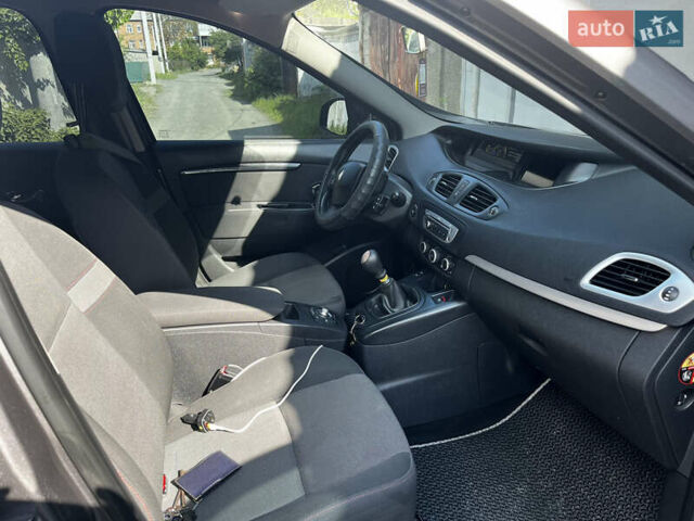 Серый Рено Гранд Сценик, объемом двигателя 1.46 л и пробегом 240 тыс. км за 8500 $, фото 6 на Automoto.ua