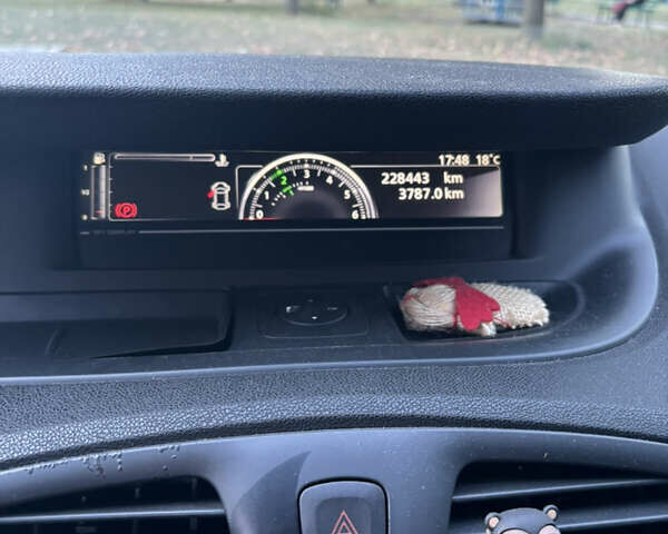 Серый Рено Гранд Сценик, объемом двигателя 1.5 л и пробегом 230 тыс. км за 8700 $, фото 4 на Automoto.ua