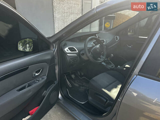 Серый Рено Гранд Сценик, объемом двигателя 1.46 л и пробегом 240 тыс. км за 8500 $, фото 4 на Automoto.ua