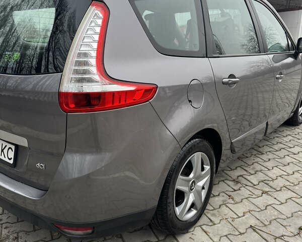 Сірий Рено Гранд Сценік, об'ємом двигуна 1.6 л та пробігом 251 тис. км за 9300 $, фото 4 на Automoto.ua