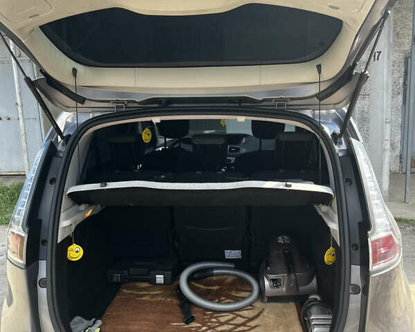 Серый Рено Гранд Сценик, объемом двигателя 1.46 л и пробегом 240 тыс. км за 8500 $, фото 8 на Automoto.ua