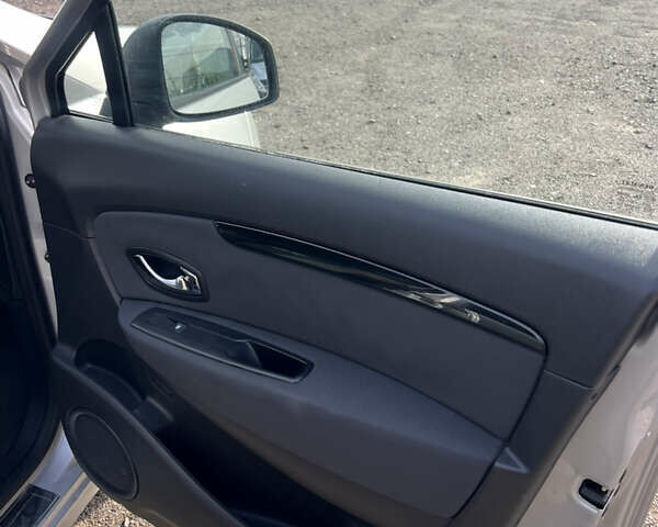 Серый Рено Гранд Сценик, объемом двигателя 1.6 л и пробегом 212 тыс. км за 8778 $, фото 30 на Automoto.ua