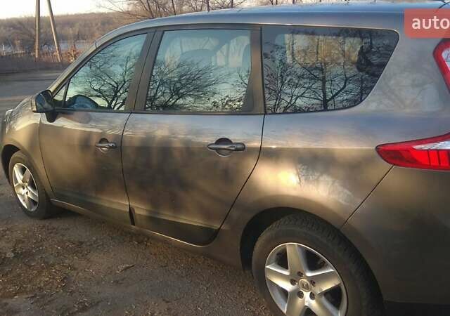 Серый Рено Гранд Сценик, объемом двигателя 1.5 л и пробегом 260 тыс. км за 10000 $, фото 3 на Automoto.ua