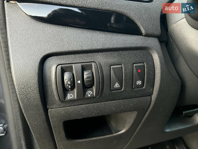 Серый Рено Гранд Сценик, объемом двигателя 0 л и пробегом 207 тыс. км за 10999 $, фото 40 на Automoto.ua