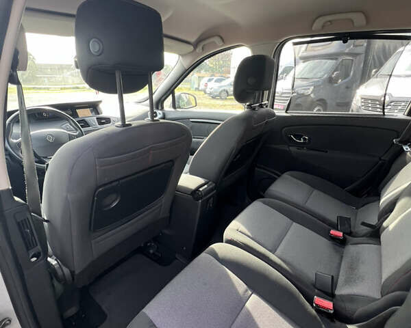 Серый Рено Гранд Сценик, объемом двигателя 1.6 л и пробегом 212 тыс. км за 8778 $, фото 37 на Automoto.ua