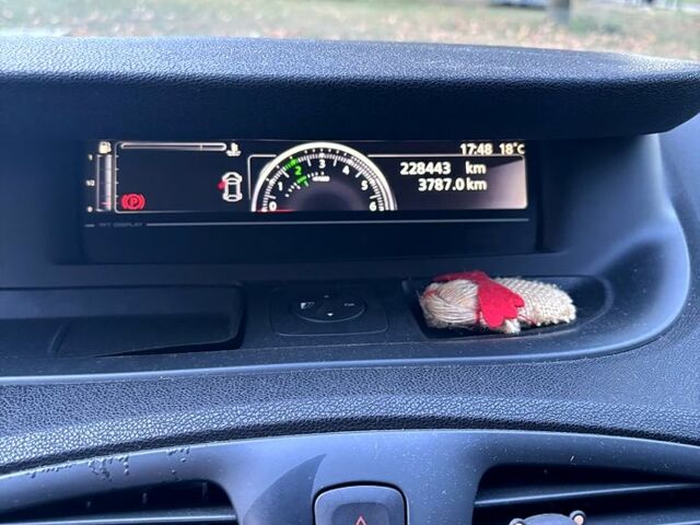 Серый Рено Гранд Сценик, объемом двигателя 1.5 л и пробегом 230 тыс. км за 8600 $, фото 6 на Automoto.ua