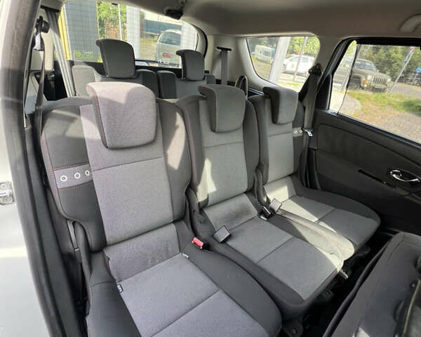 Серый Рено Гранд Сценик, объемом двигателя 1.6 л и пробегом 212 тыс. км за 8778 $, фото 33 на Automoto.ua