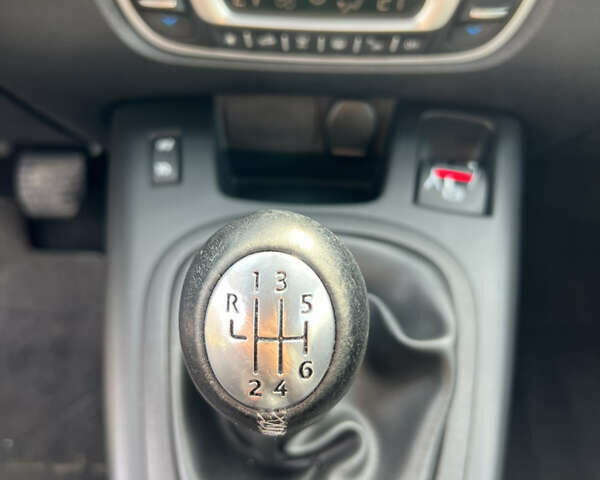 Серый Рено Гранд Сценик, объемом двигателя 1.6 л и пробегом 212 тыс. км за 8778 $, фото 21 на Automoto.ua