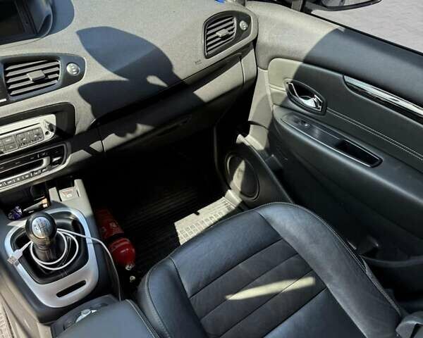 Серый Рено Гранд Сценик, объемом двигателя 1.6 л и пробегом 260 тыс. км за 9300 $, фото 25 на Automoto.ua