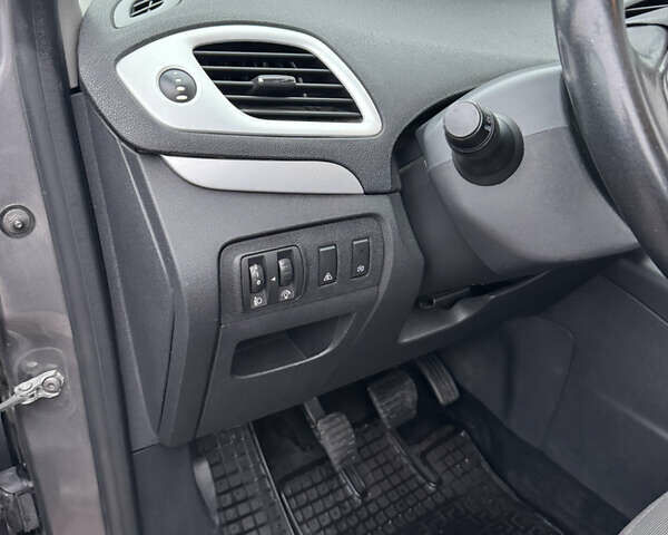 Сірий Рено Гранд Сценік, об'ємом двигуна 1.6 л та пробігом 251 тис. км за 9300 $, фото 38 на Automoto.ua