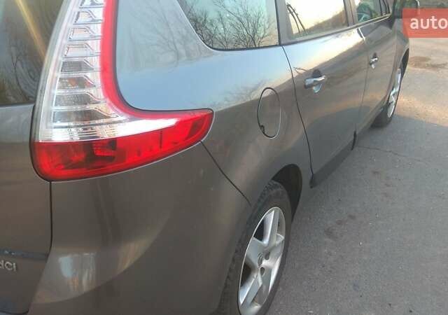 Серый Рено Гранд Сценик, объемом двигателя 1.5 л и пробегом 260 тыс. км за 10000 $, фото 8 на Automoto.ua