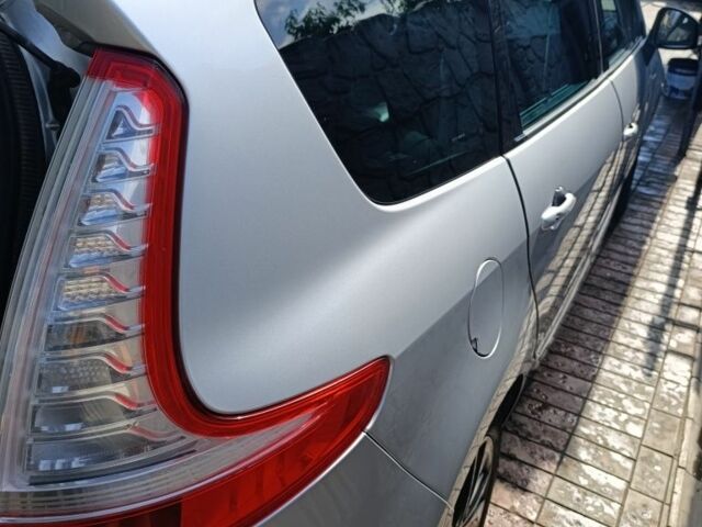 Серый Рено Гранд Сценик, объемом двигателя 1.6 л и пробегом 242 тыс. км за 9800 $, фото 4 на Automoto.ua