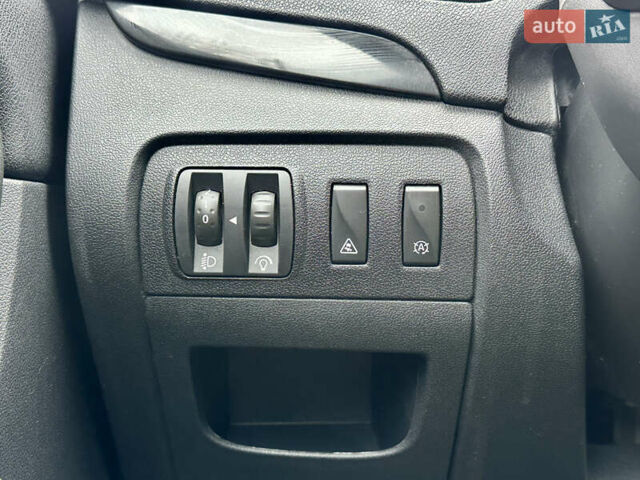 Серый Рено Гранд Сценик, объемом двигателя 0 л и пробегом 213 тыс. км за 10400 $, фото 12 на Automoto.ua