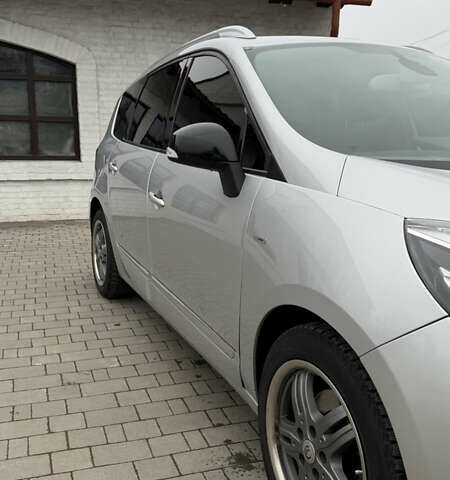 Серый Рено Гранд Сценик, объемом двигателя 1.6 л и пробегом 300 тыс. км за 10500 $, фото 5 на Automoto.ua