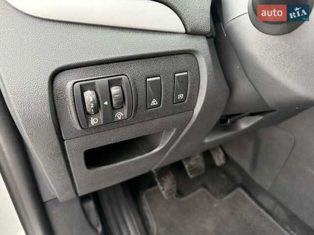 Серый Рено Гранд Сценик, объемом двигателя 1.6 л и пробегом 219 тыс. км за 10600 $, фото 23 на Automoto.ua