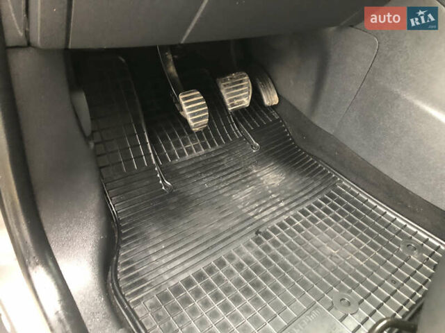 Серый Рено Гранд Сценик, объемом двигателя 1.6 л и пробегом 240 тыс. км за 9999 $, фото 20 на Automoto.ua