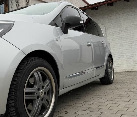 Серый Рено Гранд Сценик, объемом двигателя 1.6 л и пробегом 300 тыс. км за 10500 $, фото 1 на Automoto.ua