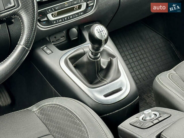 Серый Рено Гранд Сценик, объемом двигателя 0 л и пробегом 213 тыс. км за 10400 $, фото 17 на Automoto.ua