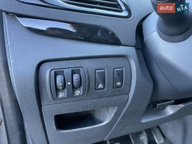 Серый Рено Гранд Сценик, объемом двигателя 1.6 л и пробегом 219 тыс. км за 10170 $, фото 52 на Automoto.ua