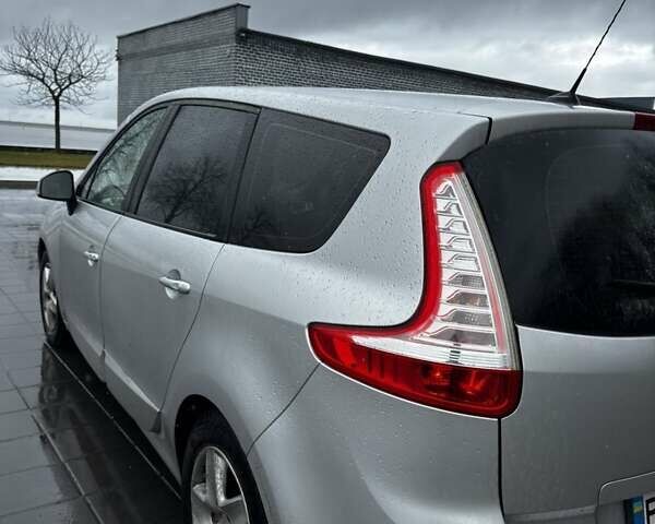 Серый Рено Гранд Сценик, объемом двигателя 1.5 л и пробегом 265 тыс. км за 9000 $, фото 4 на Automoto.ua