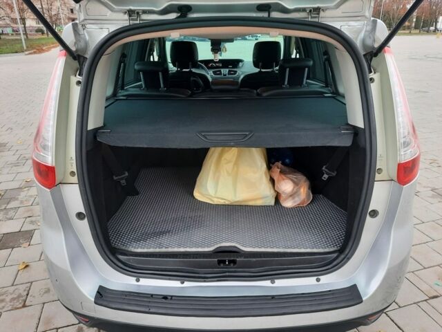 Серый Рено Гранд Сценик, объемом двигателя 1.6 л и пробегом 200 тыс. км за 8950 $, фото 11 на Automoto.ua