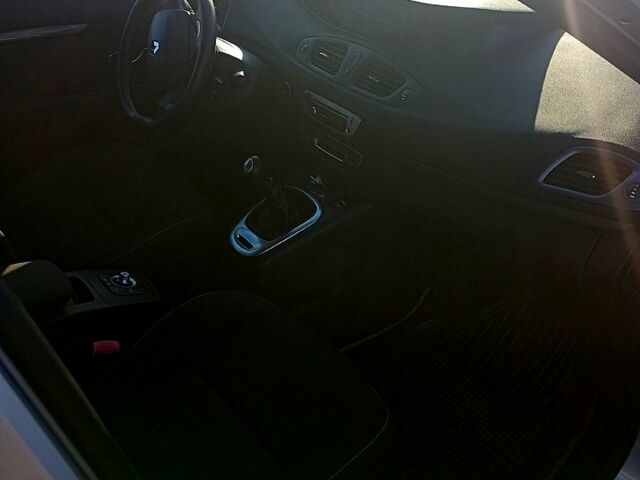 Сірий Рено Гранд Сценік, об'ємом двигуна 1.2 л та пробігом 102 тис. км за 8000 $, фото 3 на Automoto.ua