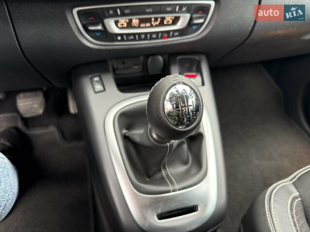 Сірий Рено Гранд Сценік, об'ємом двигуна 1.6 л та пробігом 234 тис. км за 10800 $, фото 78 на Automoto.ua