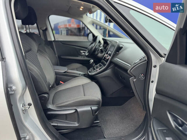 Серый Рено Гранд Сценик, объемом двигателя 1.5 л и пробегом 200 тыс. км за 14800 $, фото 43 на Automoto.ua