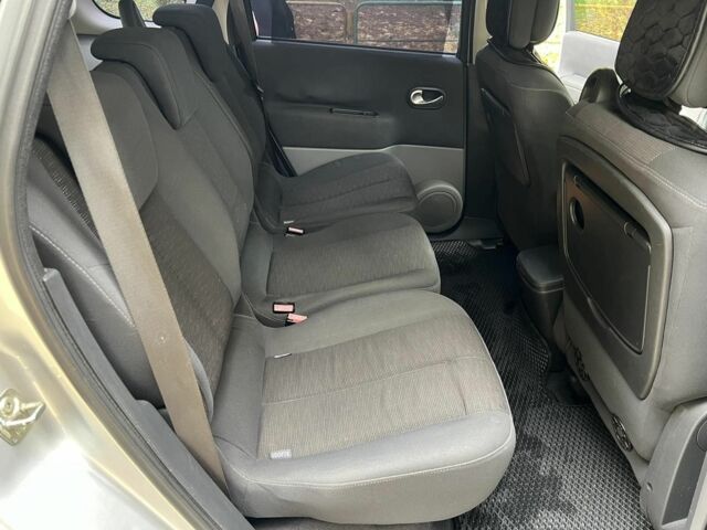 Серый Рено Гранд Сценик, объемом двигателя 1.9 л и пробегом 193 тыс. км за 5200 $, фото 5 на Automoto.ua