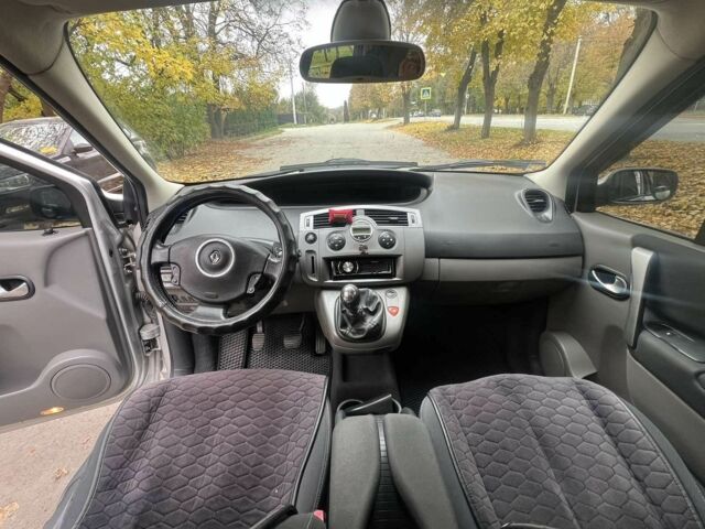 Серый Рено Гранд Сценик, объемом двигателя 1.9 л и пробегом 193 тыс. км за 5200 $, фото 2 на Automoto.ua