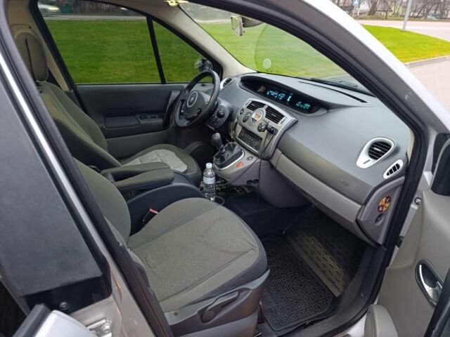 Серый Рено Гранд Сценик, объемом двигателя 1.9 л и пробегом 228 тыс. км за 4499 $, фото 4 на Automoto.ua