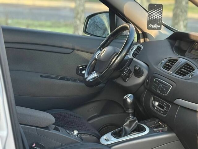 Серый Рено Гранд Сценик, объемом двигателя 1.6 л и пробегом 286 тыс. км за 8000 $, фото 10 на Automoto.ua