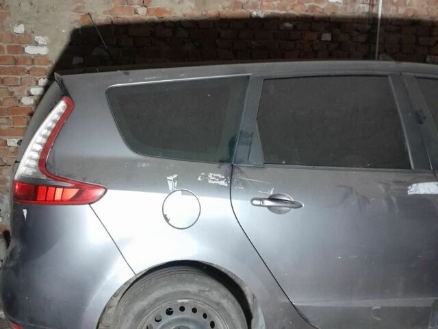 Серый Рено Гранд Сценик, объемом двигателя 0 л и пробегом 225 тыс. км за 4200 $, фото 3 на Automoto.ua