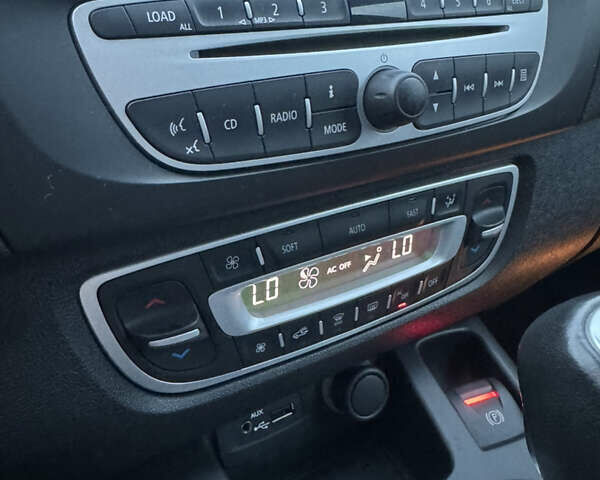 Синий Рено Гранд Сценик, объемом двигателя 2 л и пробегом 220 тыс. км за 7900 $, фото 26 на Automoto.ua