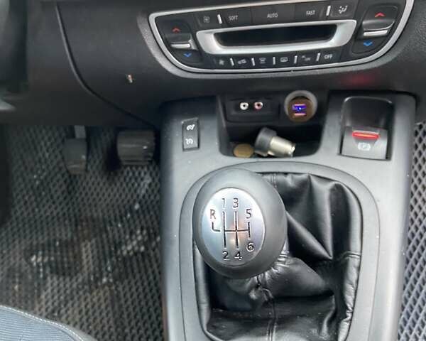 Синий Рено Гранд Сценик, объемом двигателя 1.9 л и пробегом 242 тыс. км за 7200 $, фото 21 на Automoto.ua