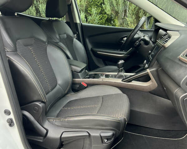Белый Рено Kadjar, объемом двигателя 1.6 л и пробегом 252 тыс. км за 17800 $, фото 84 на Automoto.ua