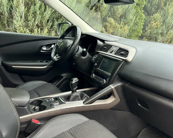 Белый Рено Kadjar, объемом двигателя 1.6 л и пробегом 252 тыс. км за 17800 $, фото 109 на Automoto.ua