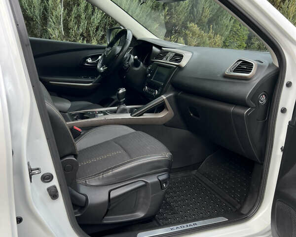 Белый Рено Kadjar, объемом двигателя 1.6 л и пробегом 252 тыс. км за 16850 $, фото 130 на Automoto.ua