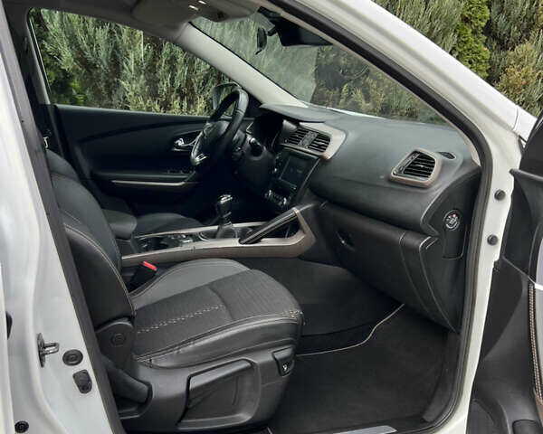 Белый Рено Kadjar, объемом двигателя 1.6 л и пробегом 252 тыс. км за 17800 $, фото 82 на Automoto.ua